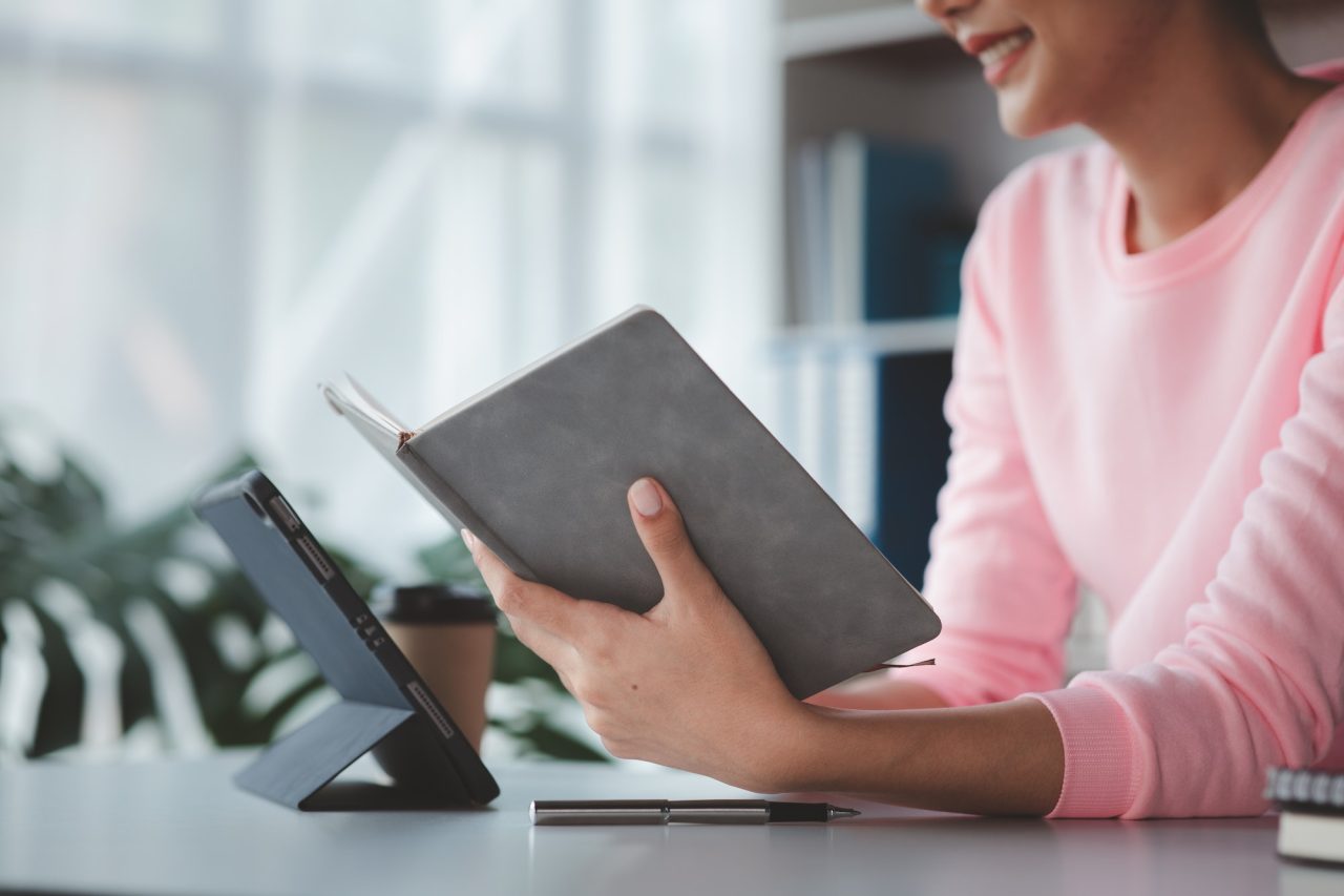 asian women working in the office young asian business women as business executives • Agencia SEO Valencia